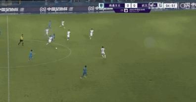 第16分钟，刘易斯右路高速前插接球，倒三角找到罗德里，罗德里的推射被格伊伸脚挡出底线。